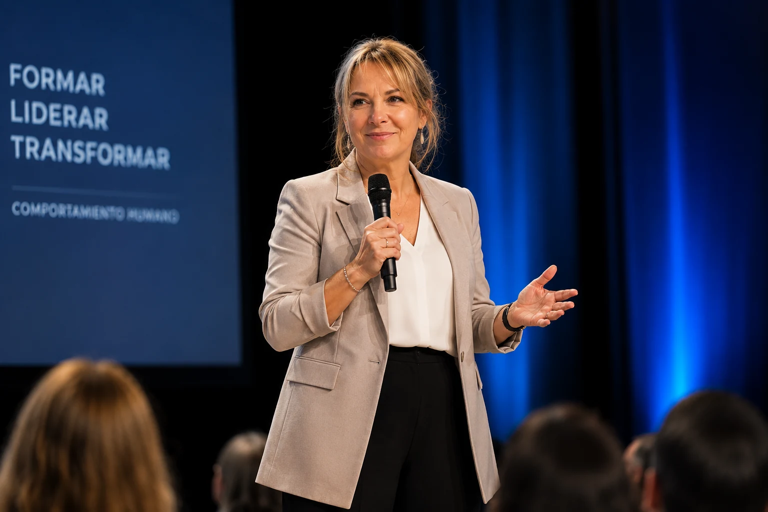 Marien Fernández durante una conferencia sobre comportamiento humano, liderazgo y comunicación