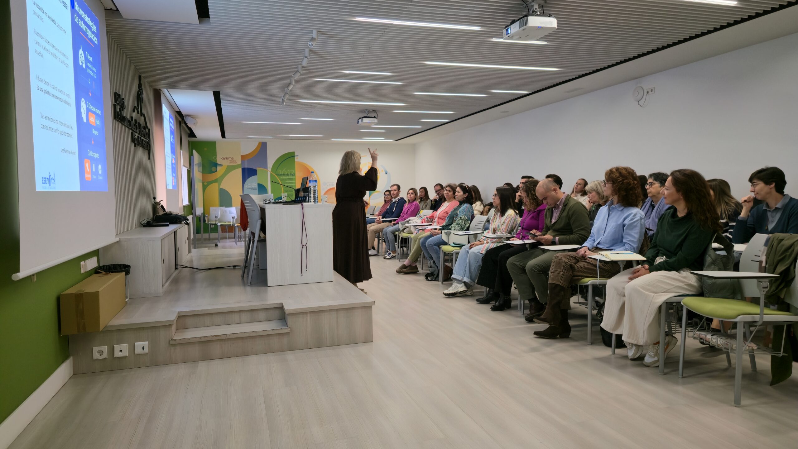 Curso presencial de desarrollo personal e inteligencia emocional de ESEM Training con Marien Fernández y un grupo de alumnos